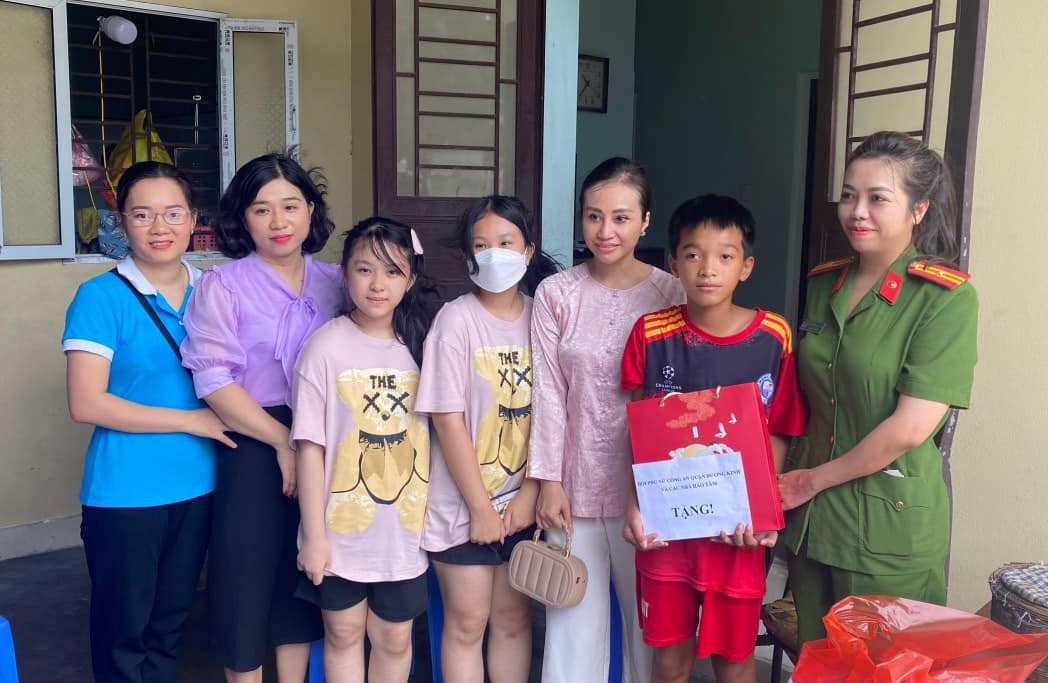 Hội Phụ nữ Công an quận Dương Kinh trao tặng quà trẻ em mô côi và phụ nữ có hoàn cảnh khó khăn 